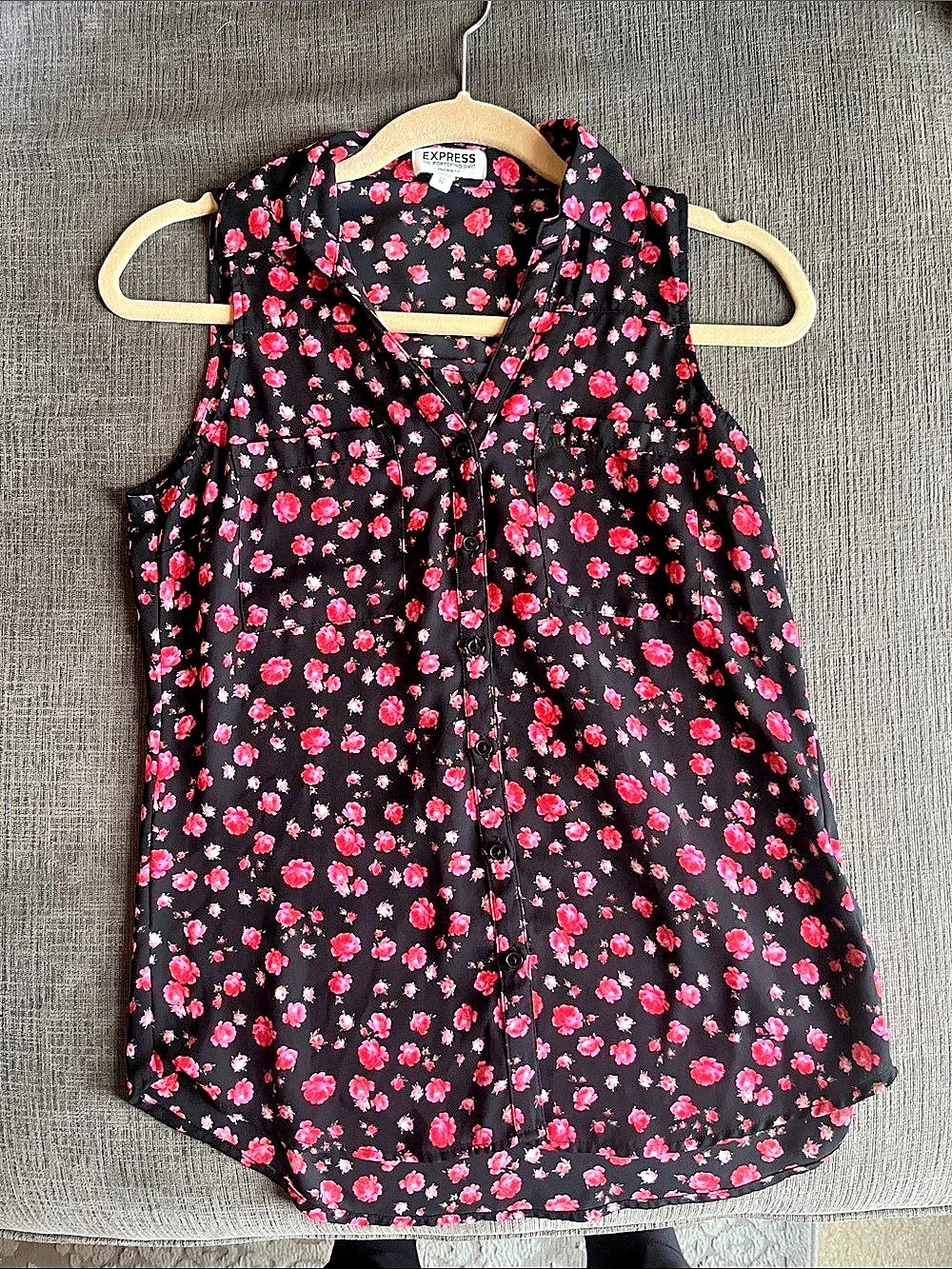 Express The Portofino Shirt Original Fit Sleeveless Floral Blouse Black & Pink